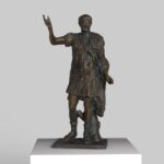 Statue von Trajan am Tower Hill in London, detailreiche Replik der römischen Geschichte.