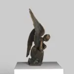 Skulptur des Engels von Matthäus mit geschlossenem Buch.