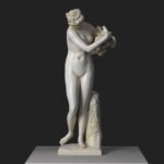 Replik der Skulptur Venus mit einer Taube, die im Warandepark Brüssel ausgestellt ist.