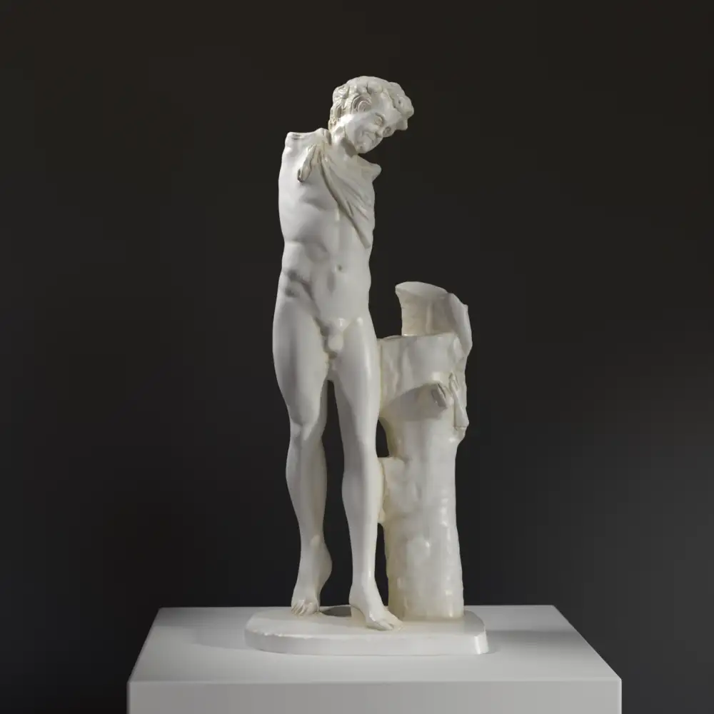 Statue eines Satyrs mit einem Panther, die den verspielten Geist der Mythologie einfängt.
