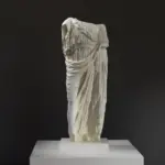 Statue einer Frau im archaischen Stil, möglicherweise die Darstellung von Artemis