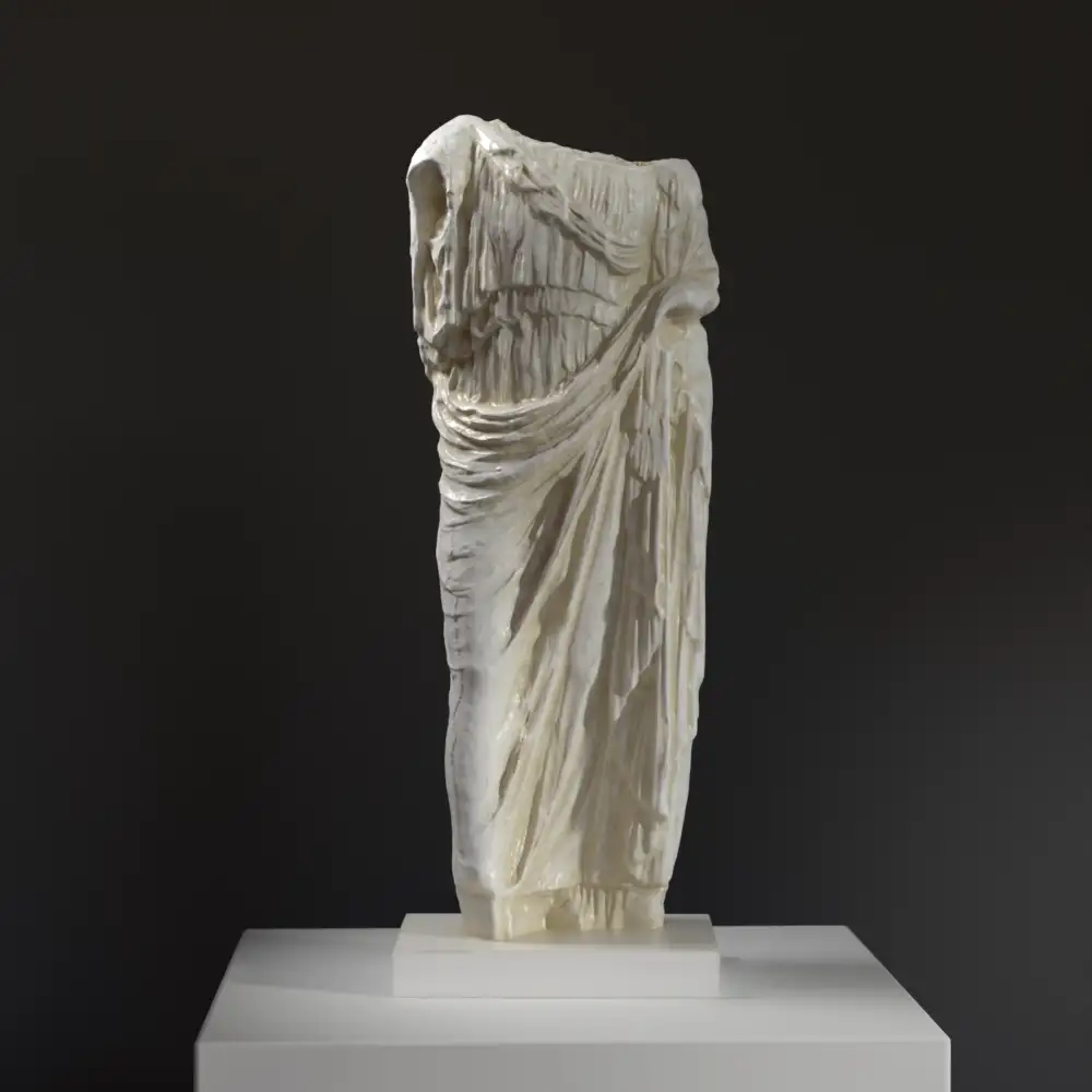 Statue einer Frau im archaischen Stil, möglicherweise die Darstellung von Artemis