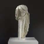 Statue einer Frau im archaischen Stil aus hochwertigem Harz.