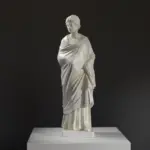 Statue einer Frau, wahrscheinlich Penia, aus hochwertigem Harz mit Marmor- und Bronze-Patina-Effekt.