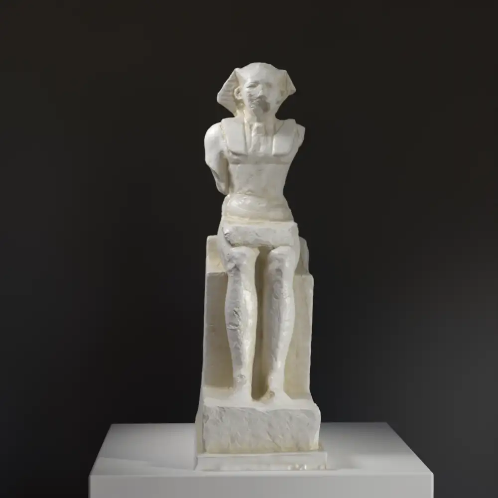 Statue von Amenemhat III in detailreicher Ausführung.