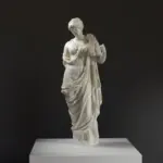 Statue einer bewaffneten Aphrodite aus hochwertigem Harz.