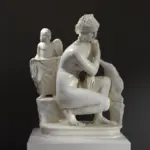 Statue der Aphrodite in hockender Position mit einem Delfin