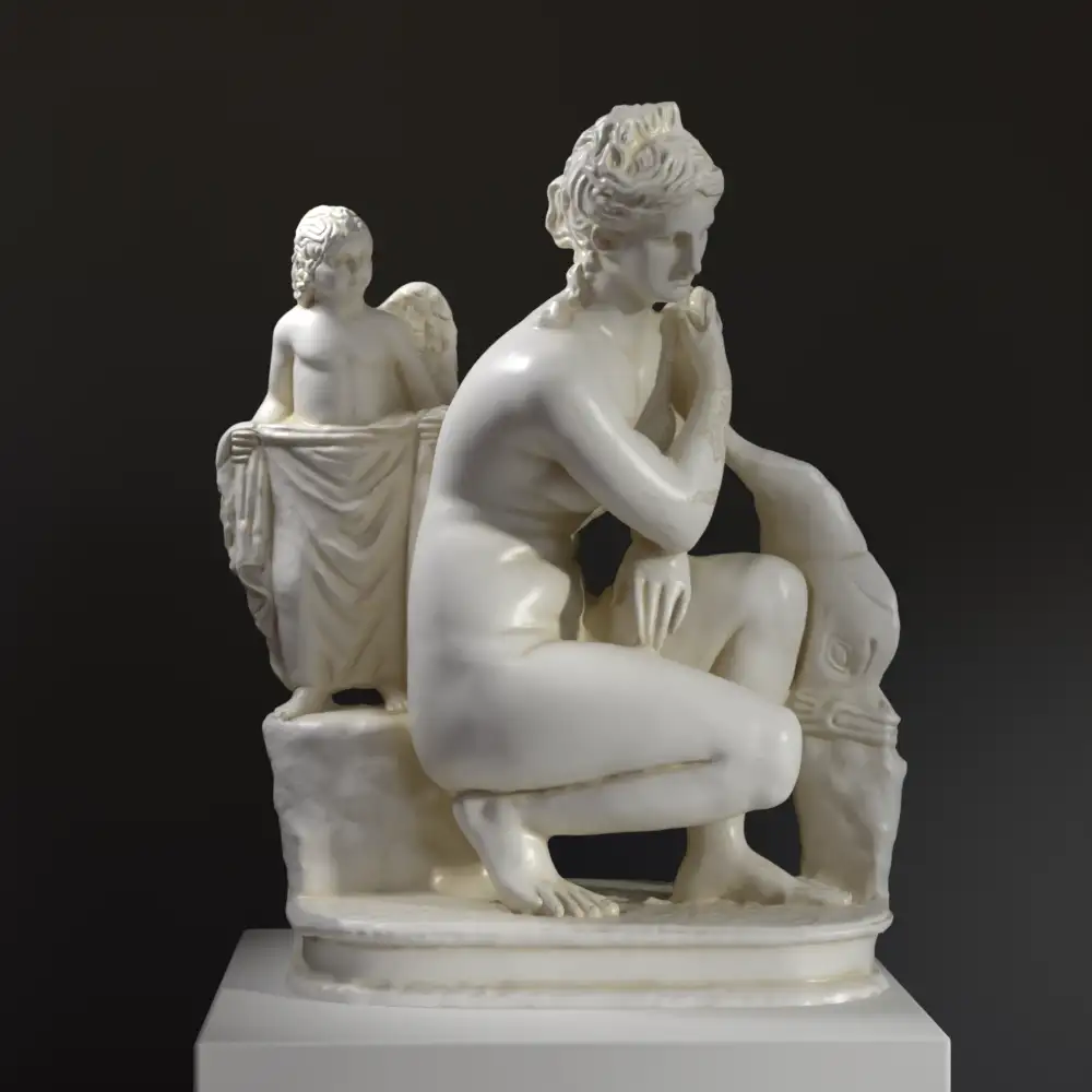 Statue der Aphrodite in hockender Position mit einem Delfin