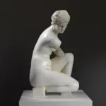 Replik der Statue der hockenden Aphrodite, die die Göttin der Liebe darstellt.