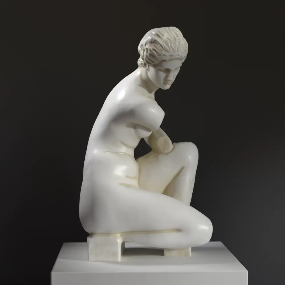 Replik der Statue der hockenden Aphrodite, die die Göttin der Liebe darstellt.