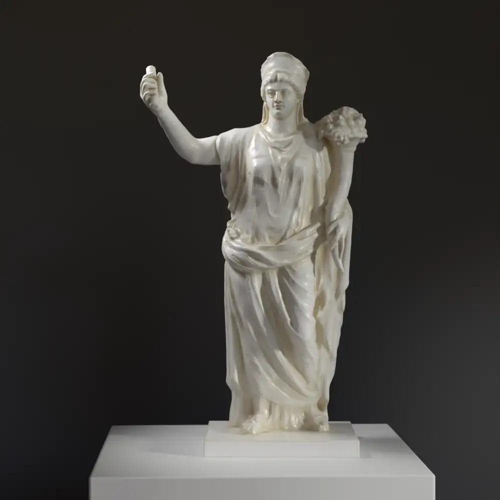 Statue der vergöttlichten Kaiserin Livia aus Resin mit eleganter Patina.