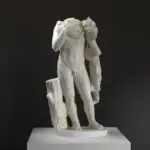 Statue von Harpokrates mit Füllhorn, detailreiche Darstellung eines antiken Gottes.