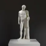 Statue des Hermes in anmutiger Pose mit Chlamys und Caduceus.