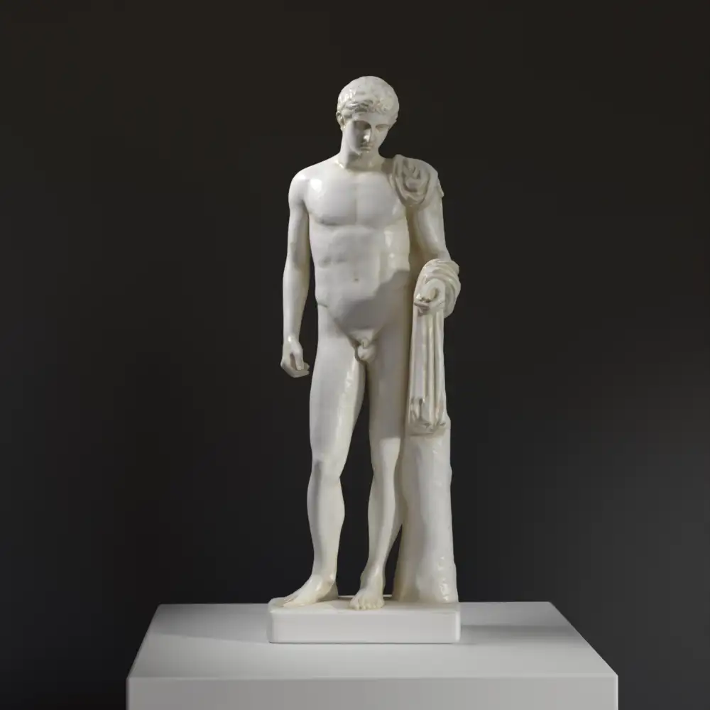 Statue des Hermes in anmutiger Pose mit Chlamys und Caduceus.