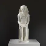 Statue von König Amenhotep III, majestätisch auf seinem Thron sitzend.