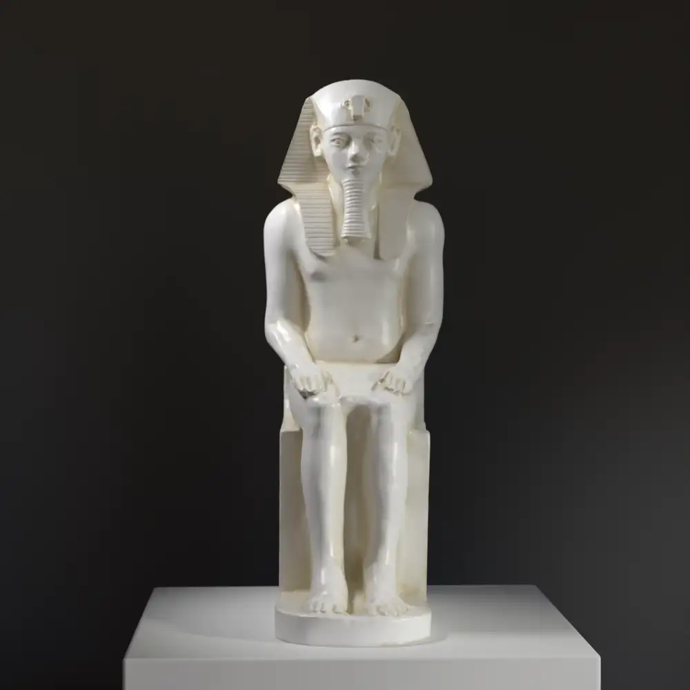 Statue von König Amenhotep III, majestätisch auf seinem Thron sitzend.