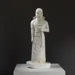 Statue von König Shalmaneser III aus hochwertigem Harz mit Patina-Effekt.