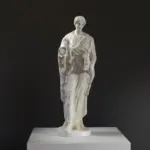 Statue der Maenad, die eine junge Frau mit einem Rehbock darstellt.
