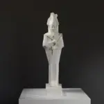 Statue von Osiris in mumienförmiger Haltung.
