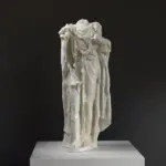 Statue von Priapus mit vier Kindern, die die Jahreszeiten symbolisieren.