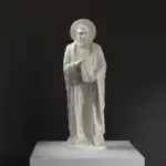 Statue des Heiligen Bartholomäus mit detaillierten Merkmalen.
