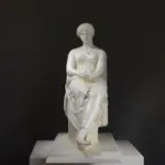 Replik der Statue der sitzenden Agrippina, die eine elegante Pose zeigt.