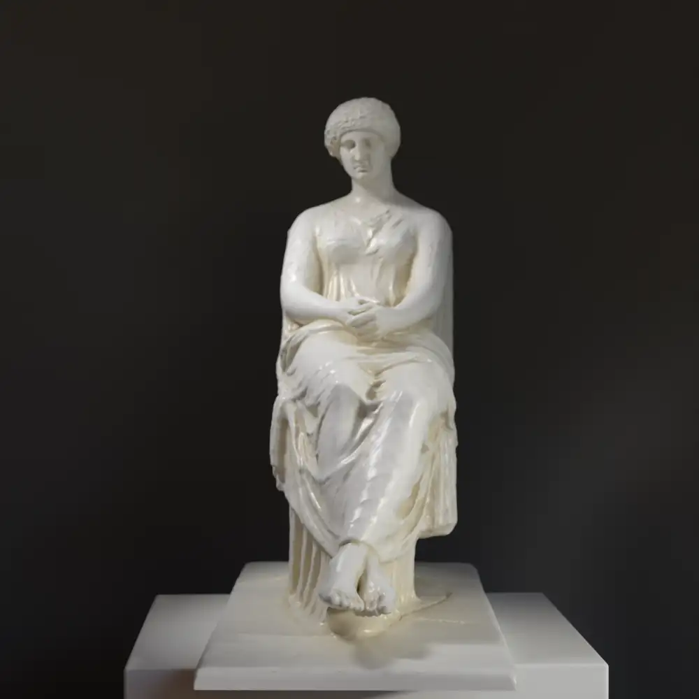 Replik der Statue der sitzenden Agrippina, die eine elegante Pose zeigt.