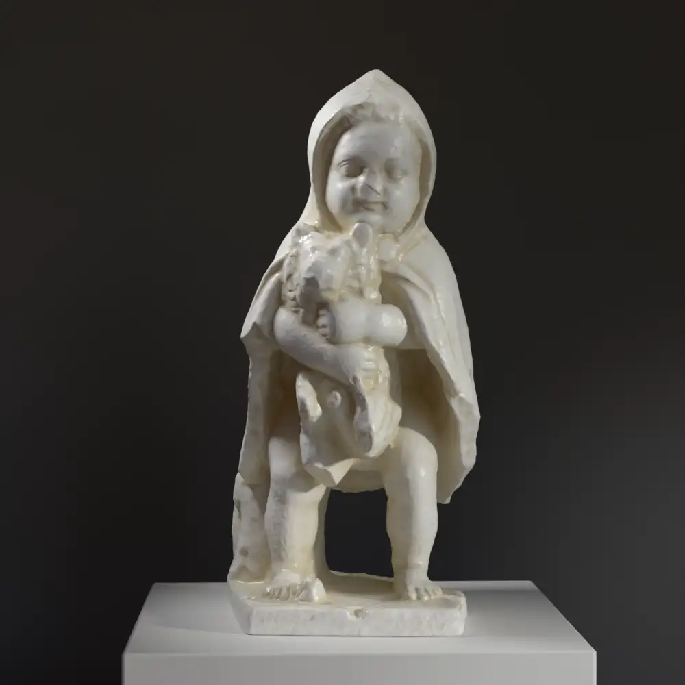 Statue eines Jungen mit einem Hund, der eine zärtliche Umarmung zeigt.