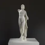 Statue eines Satyrs auf einem Felsen, mit Pantherfell.