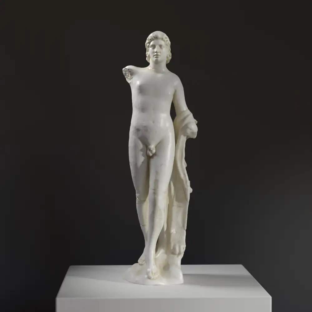 Statue eines Satyrs auf einem Felsen, mit Pantherfell.