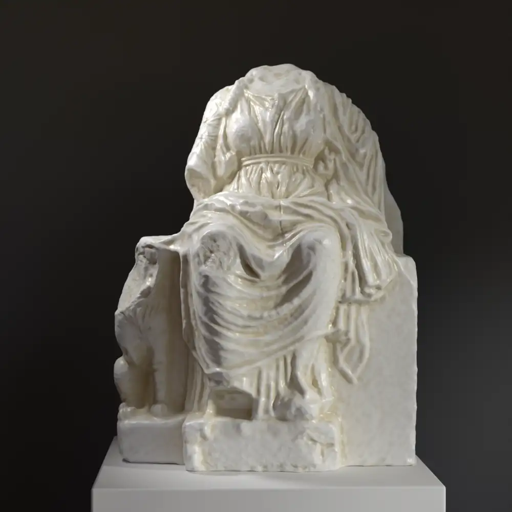 Statue der Kybele, antike Göttin der Fruchtbarkeit, auf einem Thron sitzend.