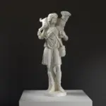 Statue des Guten Hirten, die einen Hirten mit einem Schaf zeigt.