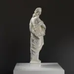 Skulptur einer Frau, die die Erträge des Sommers hält, im Louvre.