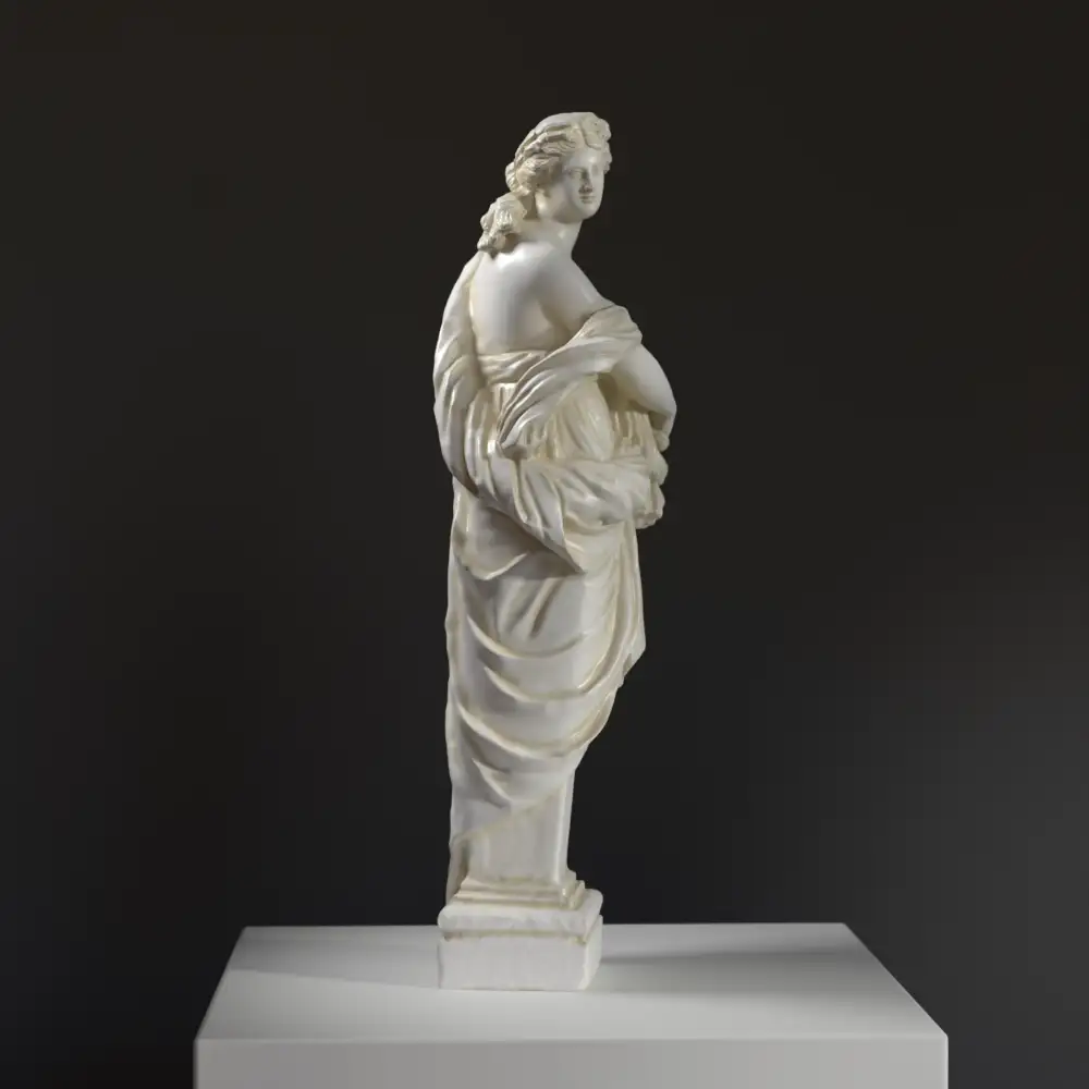 Skulptur einer Frau, die die Erträge des Sommers hält, im Louvre.