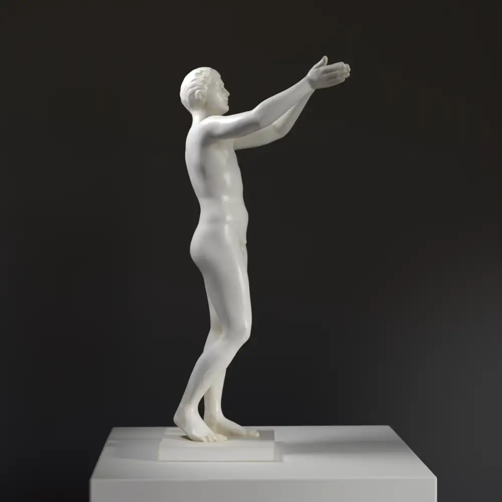 Replik der Skulptur des sogenannten betenden Jungen, die die Anmut und Hingabe eines nackten Jungen darstellt.