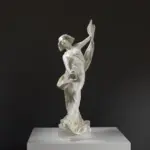 Skulptur des Tanzkriegers aus hochwertigem Harz mit filigraner Patina.