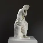 Replik der Skulptur der Erwartung im Louvre Paris, die eine wartende Frau darstellt.