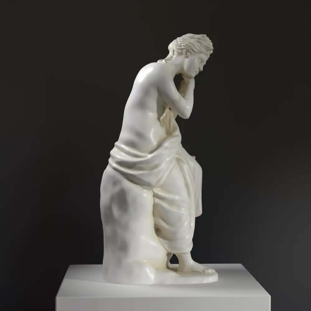 Replik der Skulptur der Erwartung im Louvre Paris, die eine wartende Frau darstellt.
