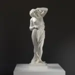 Replik der menschlichen Komödie, eine weibliche Figur mit einer Maske.