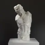 Skulptur des Minotaurus mit menschlicher Gestalt und Stierkopf in dynamischer Pose.