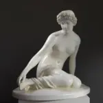 Skulptur der Nymphe Salmacis im Louvre Paris