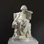 Skulptur der Jugend des Aristoteles, halb-nackter Jugendlicher auf einem Thron.