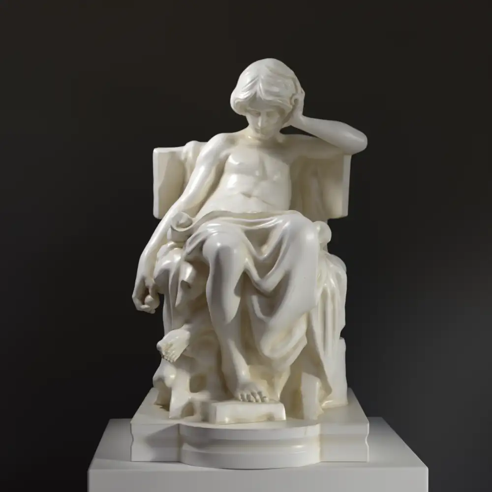 Skulptur der Jugend des Aristoteles, halb-nackter Jugendlicher auf einem Thron.