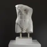 Skulptur des Torsos eines Kouros mit einzigartiger Patina.