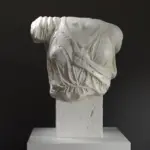 Skulptur des Torsos von Athena in detailreicher Ausführung.