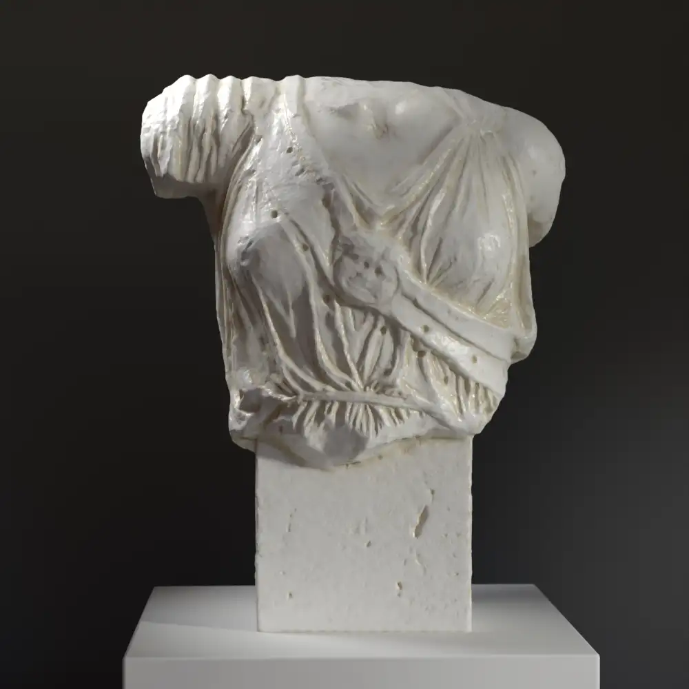 Skulptur des Torsos von Athena in detailreicher Ausführung.