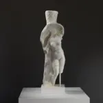 Skulptur des Trapezophoron Tischsupports, die Herakles und Amor darstellt.