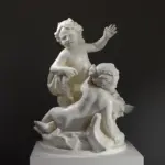 Skulptur von zwei Kindern, die um einen Blumenstrauß kämpfen, neben einer zerbrochenen Vase.