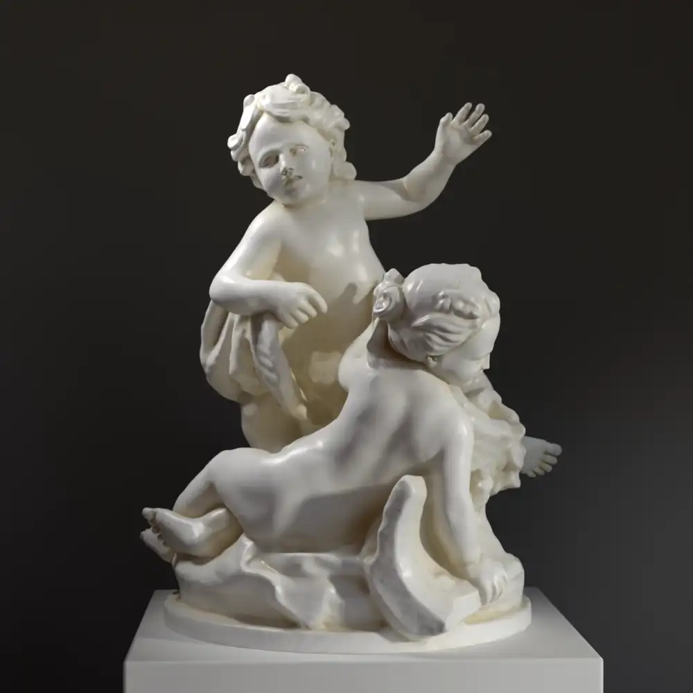 Skulptur von zwei Kindern, die um einen Blumenstrauß kämpfen, neben einer zerbrochenen Vase.