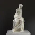 Nachbildung der unvollendeten weiblichen Grabstatue aus hochwertigem Harz.